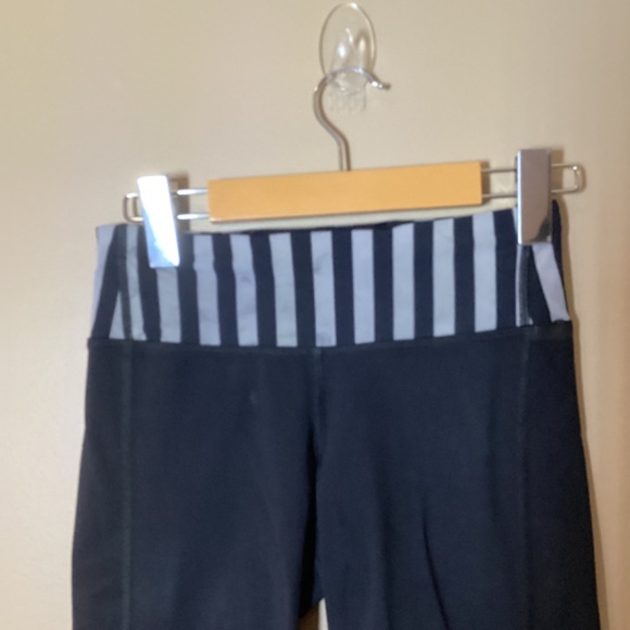 Lululemon ‘Water Bound’ Crops - Black/Apex Stripe - Size 2 - Picture 3 of 9